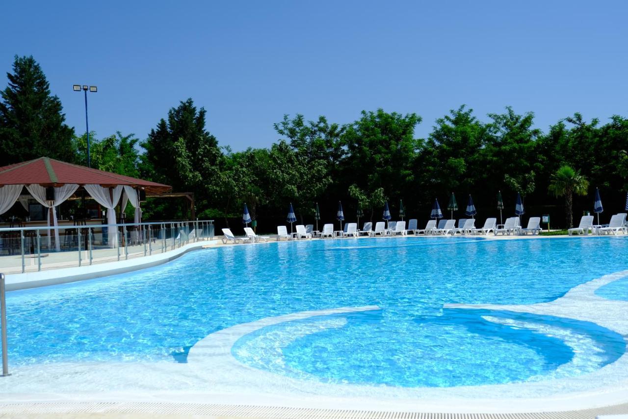 Gardenland Resort Bushat Bagian luar foto