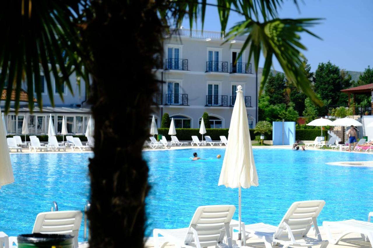 Gardenland Resort Bushat Bagian luar foto