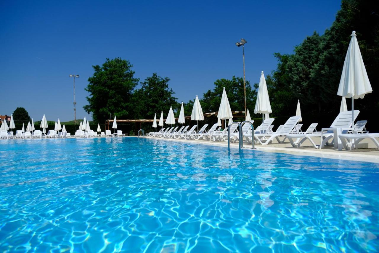 Gardenland Resort Bushat Bagian luar foto