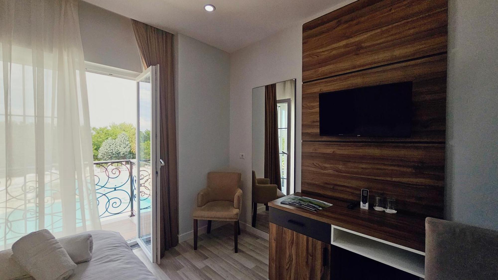 Gardenland Resort Bushat Bagian luar foto