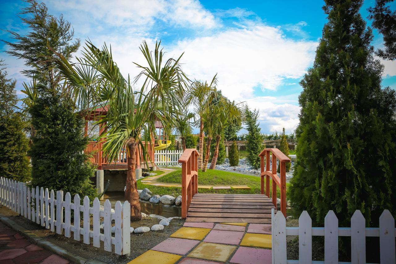 Gardenland Resort Bushat Bagian luar foto